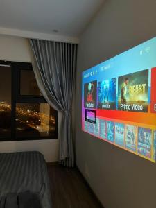 um quarto com um grande ecrã numa parede em Smart homestay em Hanói