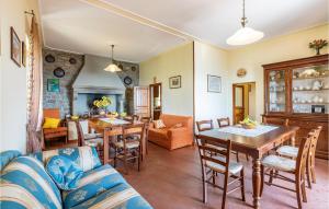 ein Wohnzimmer mit einem Tisch und Stühlen in der Unterkunft Bellavista in Cortona