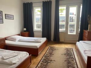 En eller flere senger på et rom på Apartmán Kaiser