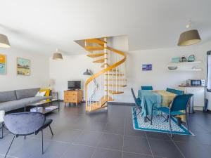 salon ze schodami, stołem i krzesłami w obiekcie Maison Angoulins: 6 Pers, Mer à 150m, WIFI, Terrasse, Équipée Bébé - FR-1-535-45 w mieście Angoulins