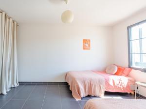 sypialnia z dwoma łóżkami i oknem w obiekcie Maison Angoulins: 6 Pers, Mer à 150m, WIFI, Terrasse, Équipée Bébé - FR-1-535-45 w mieście Angoulins