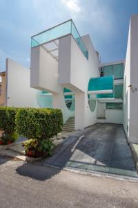 un edificio blanco con una escalera de cristal. en Casa Tanimisha, en Ciudad de México