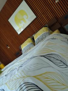 uma cama com duas almofadas num quarto em Penzion Panorama em Český Krumlov