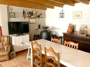 Η κουζίνα ή μικρή κουζίνα στο Charming villa in Casais de São Brás