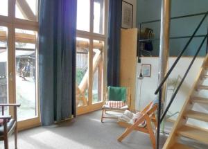 Habitación con escalera, silla y ventana en Ferienwohnung Spiegl, en Polling