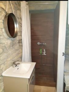 W łazience znajduje się umywalka i prysznic. w obiekcie 2 bedrooms house with furnished garden at Las Colladas w mieście Las Colladas