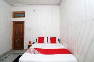 Geetanjali Resort tesisinde bir odada yatak veya yataklar