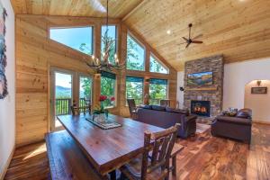 een eetkamer met een houten tafel en een open haard bij Eagles View in Gatlinburg