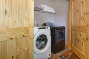 een wasruimte met een wasmachine en een wasmachine bij Eagles View in Gatlinburg