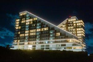 un edificio alto con una luz encima en Accra Luxury Apartments @ The Signature en Accra