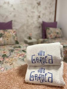 ein Stapel Handtücher auf einem Bett in der Unterkunft Elegant Villa Playa Blanca with Pool in Playa Blanca + 90 Fotos