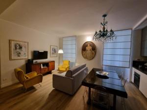 - un salon avec un canapé et un lustre dans l'établissement A casa di Marisa, à Rome