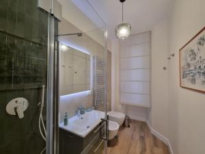 La salle de bains est pourvue d'un lavabo, de toilettes et d'une douche. dans l'établissement A casa di Marisa, à Rome