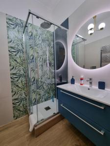 La salle de bains est pourvue d'une douche et d'un lavabo. dans l'établissement A casa di Marisa, à Rome