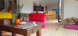 ein Wohnzimmer mit einem Sofa und einem Tisch in der Unterkunft Dar Louka in Tahannaout