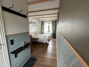 un corridoio con una camera con due letti di Denmark Outdoor Lodge a Ebberup