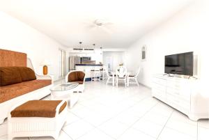 sala de estar con sofá y TV en 2 bedrooms appartement with shared pool furnished balcony and wifi at Lowlands en Lowlands