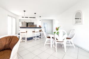 una cucina e una sala da pranzo con tavolo e sedie di 2 bedrooms appartement with shared pool furnished balcony and wifi at Lowlands a Lowlands