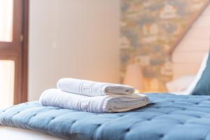 a pile of towels sitting on top of a bed at Bluebol, apartamento a 2 km de Llanes VUT-2761-AS in Llanes +26 photos
