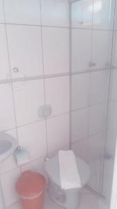 bagno bianco con servizi igienici e lavandino di Hospedagem em Diamantina a Diamantina