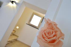 una mano sosteniendo una rosa en una habitación en One bedroom appartement at Minori 400 m away from the beach with wifi, en Minori