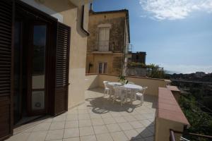 d'une terrasse avec une table et des chaises sur un balcon. dans l'établissement Villa Giusy, à Marina di Camerota