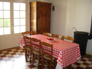 - une salle à manger avec une table et des chaises rouges et blanches dans l'établissement Maison Notre-Dame-de-Monts, 7 pièces, 10 personnes - FR-1-540-241, à Notre-Dame-de-Monts