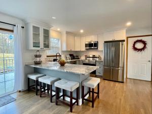 Imagen de la galería de Modern Poconos home, game room, pool, waterparks, en Albrightsville