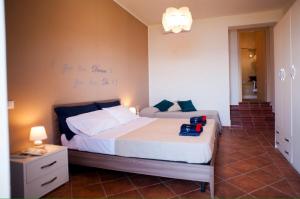 Capozafferano-Casa Carola tesisinde bir odada yatak veya yataklar