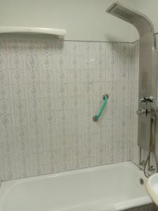 La salle de bains est pourvue d'un pommeau de douche sur le mur. dans l'établissement Faria Guimaraes-Porto Centro 1, à Porto