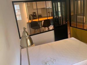 une chambre avec une table et une lampe. dans l'établissement STUDIO COSY avec deux vélos COEUR DE VILLE, à Hyères