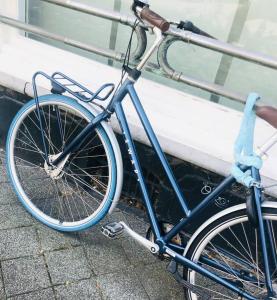 un vélo est garé à côté d'un bateau dans l'établissement STUDIO COSY avec deux vélos COEUR DE VILLE, à Hyères