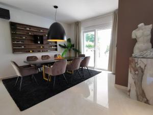 ein Esszimmer mit einem schwarzen Tisch und Stühlen in der Unterkunft Villa Santo in Babići