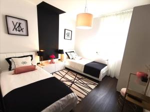 ein Schlafzimmer mit zwei Betten und einem Fenster in der Unterkunft Villa Santo in Babići + 31 Fotos