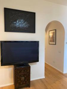 Μια τηλεόραση ή/και κέντρο ψυχαγωγίας στο Terrazza sulle Isole Design&View