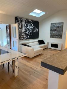 un soggiorno con divano e tavolo di Terrazza sulle Isole Design&View a Stresa