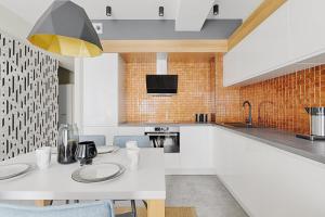 Nhà bếp/bếp nhỏ tại Sea Breeze Apartment z widokiem na morze +17 ảnh