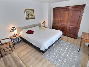 een slaapkamer met een bed en een houten kast bij Appartement Colmar, 2 pièces, 4 personnes - FR-1-722-2 in Colmar