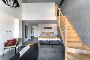 una camera con letto e scala di De Hoog Velden 15 a Overpelt