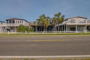 una fila de casas al lado de una carretera en Below Deck Beach House Walk to the Ocean!, en Myrtle Beach