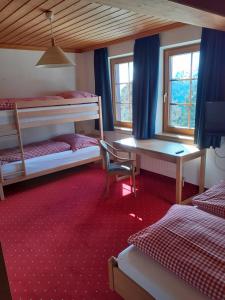 Postel nebo postele na pokoji v ubytování Steinerhaus Berggasthof