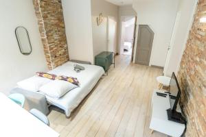 A bed or beds in a room at Le NewYorkais - Appartement 4 pers- Oullins-Lyon