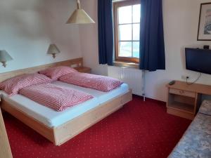 Postel nebo postele na pokoji v ubytování Steinerhaus Berggasthof