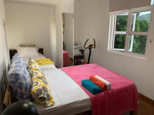 een slaapkamer met een bed met handdoeken erop bij Royal view Apartment in Port Louis