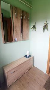 una stanza con cassettiera e specchio sul muro di Apartment Sopar a Škofja Loka