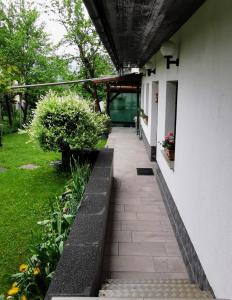 een loopbrug buiten een huis met een plant bij Apartment Sopar in Škofja Loka
