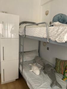 1 Schlafzimmer mit 2 Etagenbetten in einem Zimmer in der Unterkunft Apartamento 1ª linea de mar in Almería