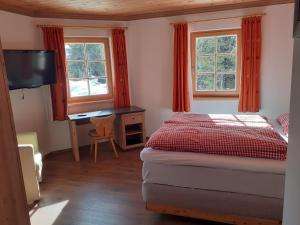 Postel nebo postele na pokoji v ubytování Steinerhaus Berggasthof