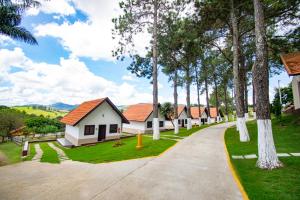 eine Reihe von Häusern mit Bäumen und einer Auffahrt in der Unterkunft Hotel Dona Paschoalina in Socorro