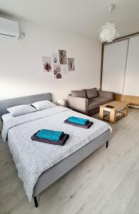 - une chambre avec un lit et un canapé dans l'établissement ADA View apartment, à Belgrade